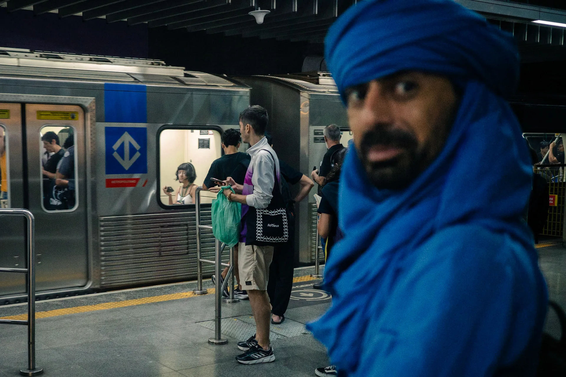 Eye Contact: photograph by Leo Saraiva, image 7